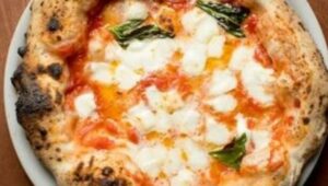 Pizza napolitaine : cornicione aéré, cuisson très chaude