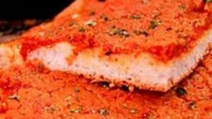 Pizza siciliana : pâte épaisse, souvent rectangulaire