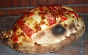 Pizza calzone : pizza pliée en deux, farcie, garniture fondante