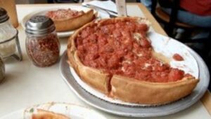 Pizza Chicago deep dish : cuite dans un moule, très épaisse, type pie