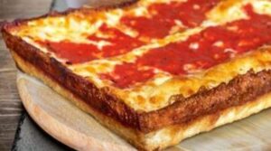 Pizza Detroit : deep pan carrée, épaisse, base croustillante