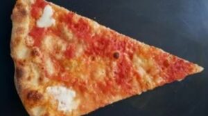 Pizza New York : slice pliable, extérieur plus ferme, intérieur tendre
